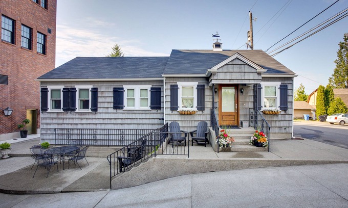 West End House | Retro-Style Home in Ruston: Walk to Attractions & Enjoy Spa
