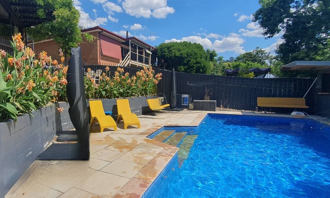 Wodonga House | Family-Friendly Retro Home with Pool and Scenic Views