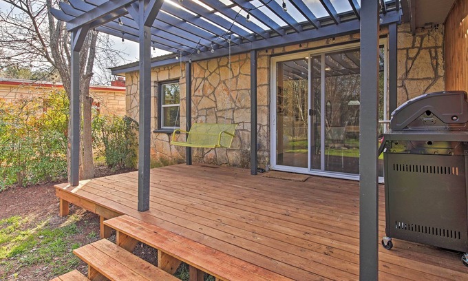 Blanco Cottage | Inviting Retro Blanco Abode Near Main Street Attractions