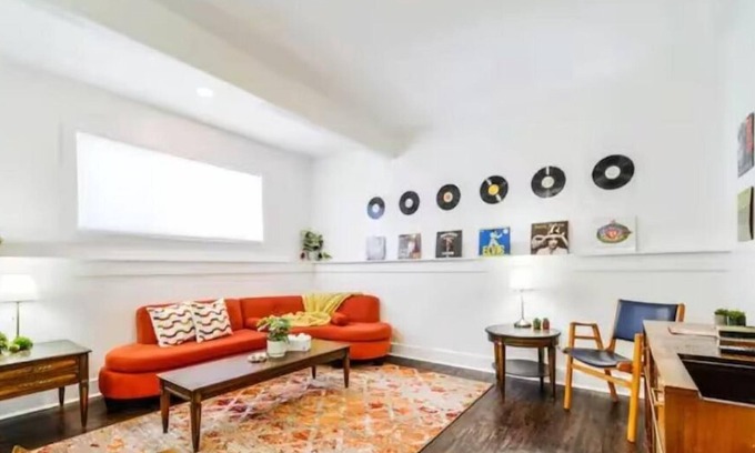 Jasper Place House | Retro Vibes Hotel: King Bed, Garage & Wi-Fi Awaits You!