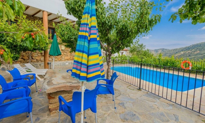Laroya Villa | Discover Reul Alto - Padre Ramón Vip Laroya with Family-Friendly Amenities