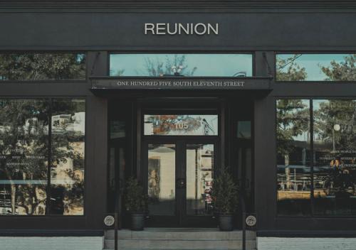 Five Points Hotel | Reunion Hotel: Relaxing Retreat with Hot Tub and Dining
