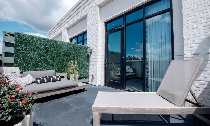 Five Points Hotel | Reunion Hotel: Family-Friendly Stay with Breakfast Included