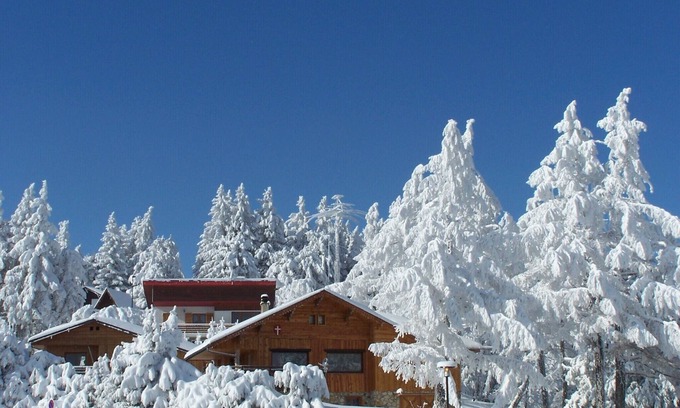 Montcel Ski Chalet | Revard Chalet: Family-Friendly Retreat with Pool & Dining