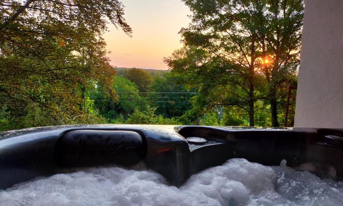 Abrest Apartment | Relaxation Awaits at Reve de Panda with Hot Tub & Sauna