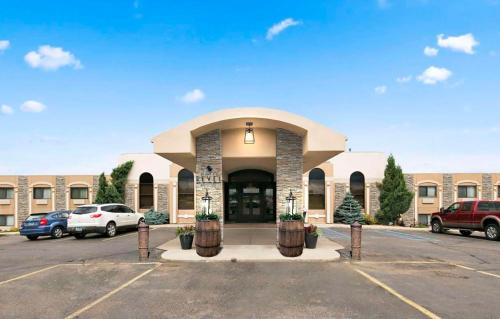 Minot Hotel | Pet-Friendly Retreat at Revel Hotel Minot with Pool & Hot Tub
