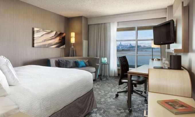Emeryville Hotel | Indulge in Comfort Near Emeryville Community Organic Garden