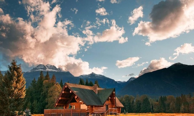 Revelstoke House | Experience Revelstoke House: Ideal Family Log Retreat