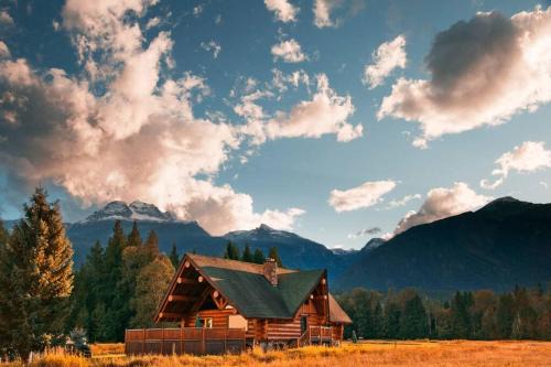Revelstoke House | Experience Revelstoke House: Prime Log Retreat with Hot Tub