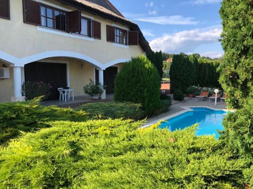 Revfulop Apartment | Discover Revfülöp: Poolside Retreat with Ocean Views