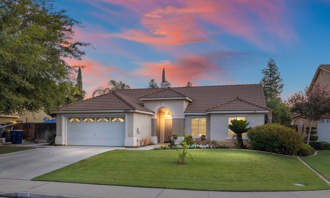 Greenacres House | Relaxing 3 Bedroom Home in Bakersfield with Pool & Wi-Fi