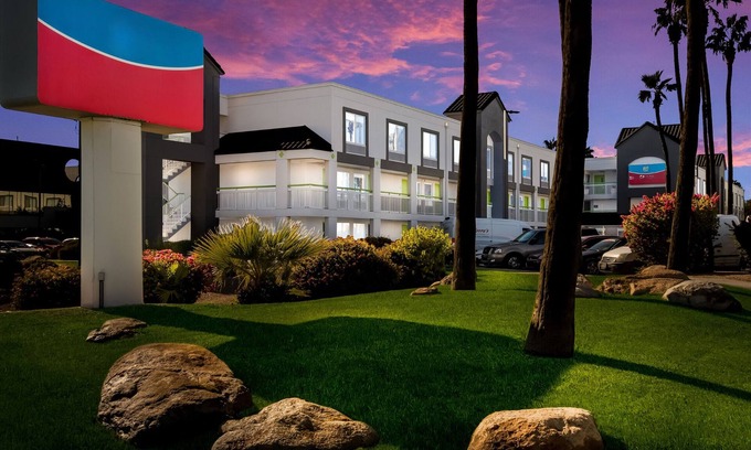 Paradise Valley Village Hotel | Family-Friendly SureStay Plus Hotel in Scottsdale with Pool