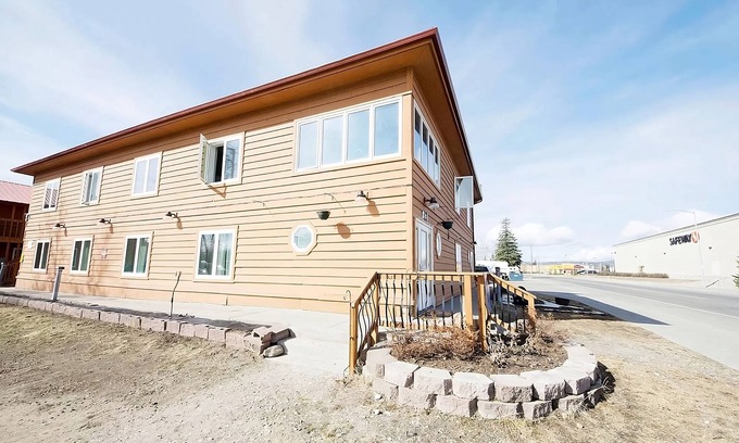 Fairbanks Hotel | Eco-Friendly Rewak Studios: Guest Rated 9/10 with Spa & More