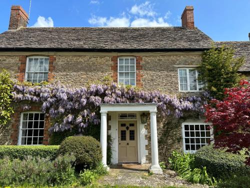 Faringdon House | Explore Reynolds House: Family-Friendly with Top Ratings