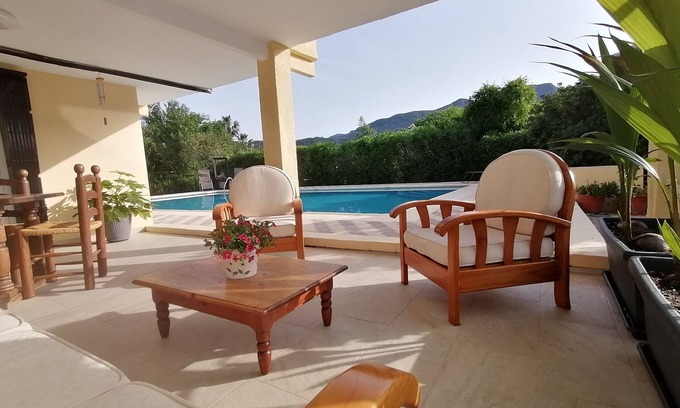 Alzira Apartment | Independently Yours: Relaxing Villa with Ocean Views