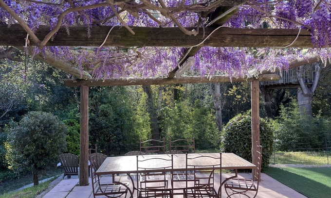 Pegomas Apartment | Tranquil Garden Retreat with Family-Friendly Amenities