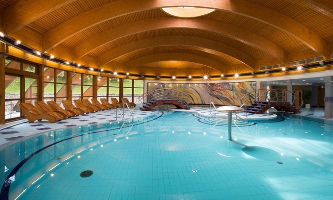 Loucna Pod Klinovcem Apartment | Experience Relaxation at Rezidence Klínovec with Pool & Spa