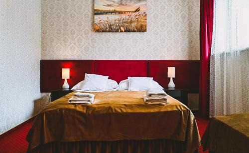 Sandomierz Villa | Rezydencja Królewska: Eco-Friendly Stay with Hot Tub & Dining