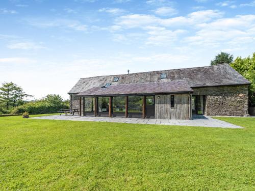 Pentrefelin House | Elegant Rhandir Long House: 5-Star, Family-Friendly Retreat