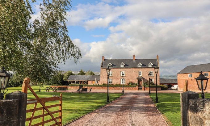 Llanymynech Cottage | Discover Rhandregynwen Hall: Family-Friendly Getaway