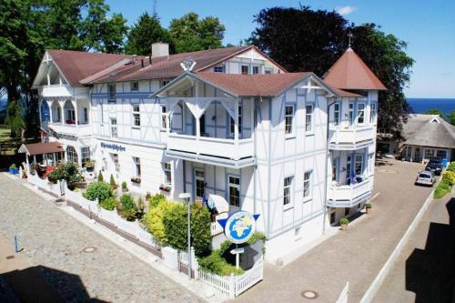 Gohren Apartment | Seaside Serenity at Rheinschlosschen Villa am Meer