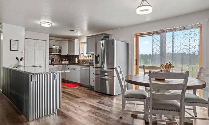 Custer House | Pet Friendly Retreat at Rhodenbaugh Ranch - 4 Star Stay