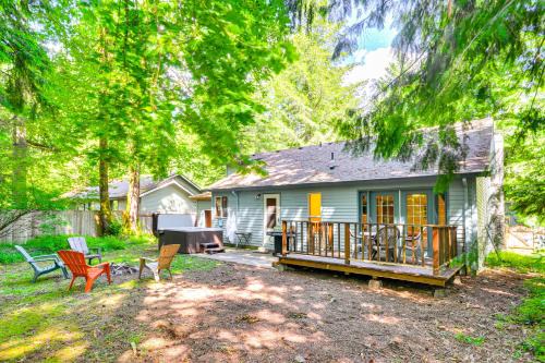 Mount Hood Village House | Rhododendron Retreat: Relax with Hot Tub by the River