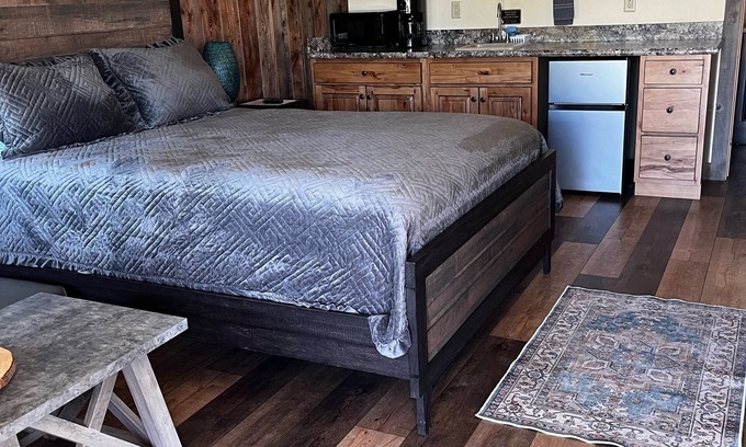 Gardiner Cabin | Unforgettable Stays at Rhodopa Lodge with Family-Friendly Amenities