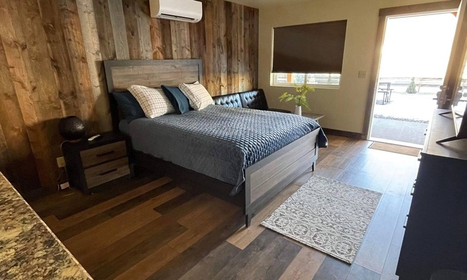 Gardiner Cabin | Rhodopa Lodge at Yellowstone: Rated 10/10 with Pool & Breakfast