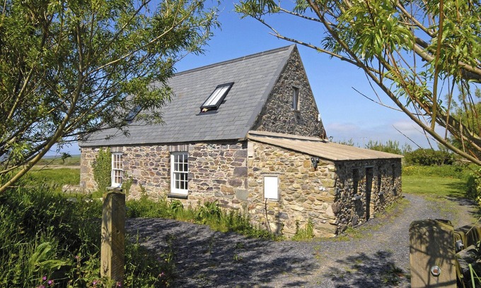 St Brides Cottage | Cozy 2-Bedroom Retreat with Oceanfront Views in St Justinians
