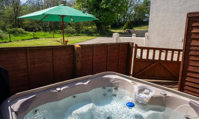 Crosswell Cottage | Relaxing Retreat at Rhostwarch Old Farmhouse, Eglwyswrw