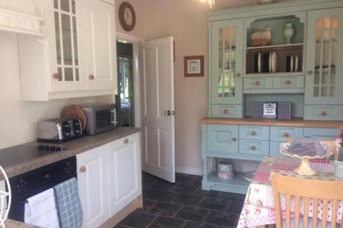 Enniskillen House | Rhubarb Cottage: Pet & Child Friendly with 9.9/10 Rating