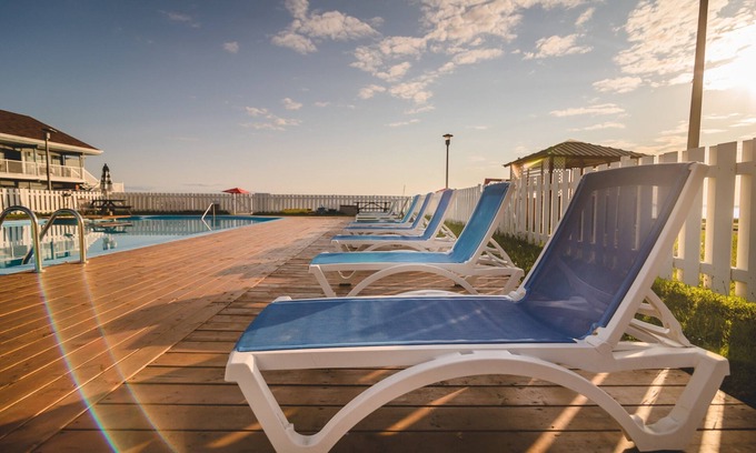 Carleton-sur-Mer Hotel | Discover Hostellerie Baie Bleue: Poolside Family Retreat