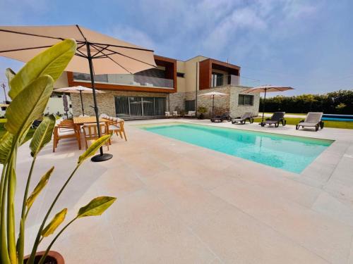 Torreira Villa | Ria Lounge House: 4-Star Retreat Ideal for Families