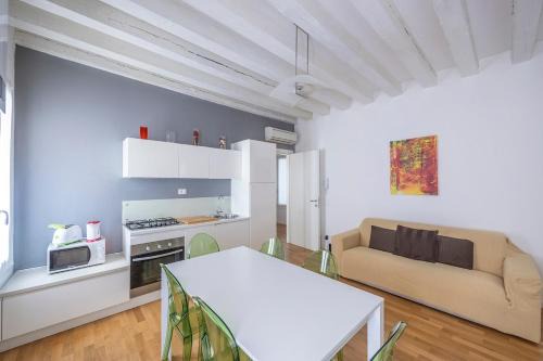 San Polo Apartment | Discover Rialto al Manganer: Family-Friendly Gem in Venice