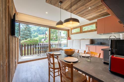 La Clusaz Apartment | Cozy Riante 6 Apartment Near Village and Ski Slopes