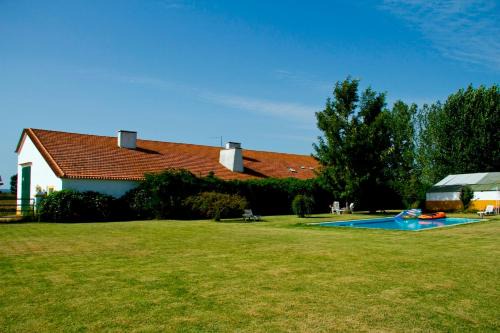 Almeirim House | Ribatejo Villa: 4-Star Oceanfront Retreat with Pool Access