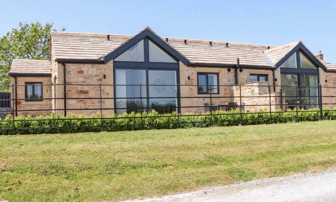 Bolton by Bowland Cottage | Relaxing Ribble View: Pet-Friendly Retreat with Hot Tub