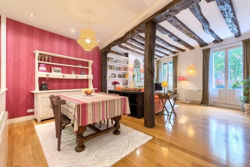 Bilbao Old Town Apartment | Explore Ribera Market Old Town: Family-Friendly Comfort