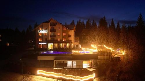Yablunytsya Hotel | Discover Rich OAK: Oceanfront Retreat with Pool & Hot Tub