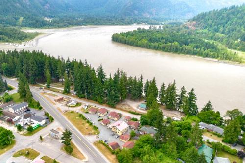 Hope Hotel | Pet-Friendly Swiss Chalets Motel with Hot Tub & Breakfast