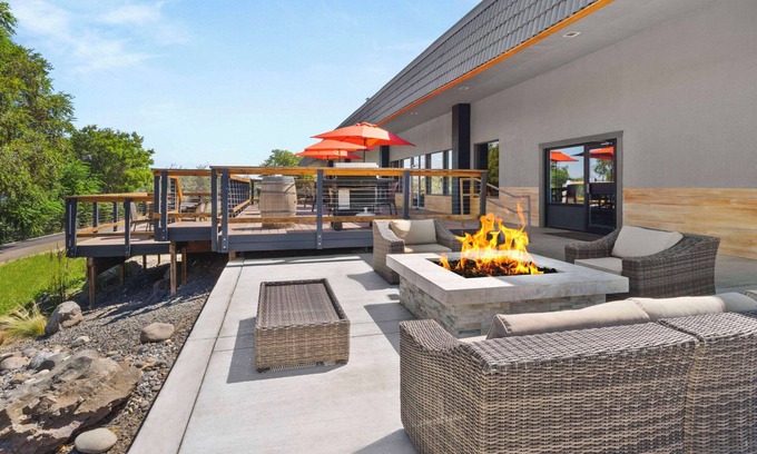 South Richland Hotel | Relax at Richland Riverfront Hotel with Pool and Spa