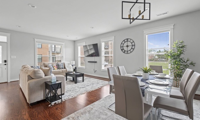 Richmond House | Richmond Gem: Family-Friendly with Free Parking & Walkable