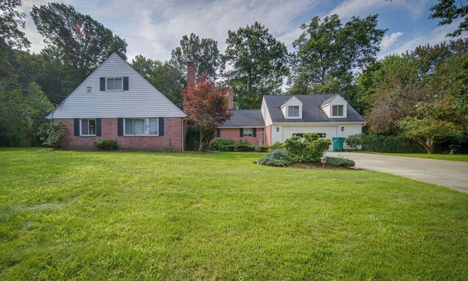 Richmond Heights House | Richmond Heights Retreat: Pet-Friendly Oasis with Fire Pit