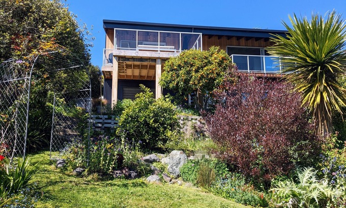 Richmond House | Richmond Views - Cozy Stay with Ocean View & Spa Access