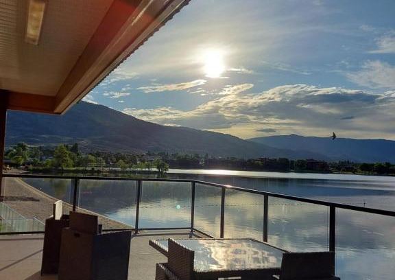 Okanagan-Similkameen Hotel | Richter Pass Beach Resort: Relax by the Private Oceanfront