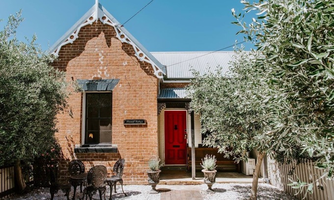 Central Mudgee Apartment | Riddell Cottage: A Victorian Retreat with Family-Friendly Perks