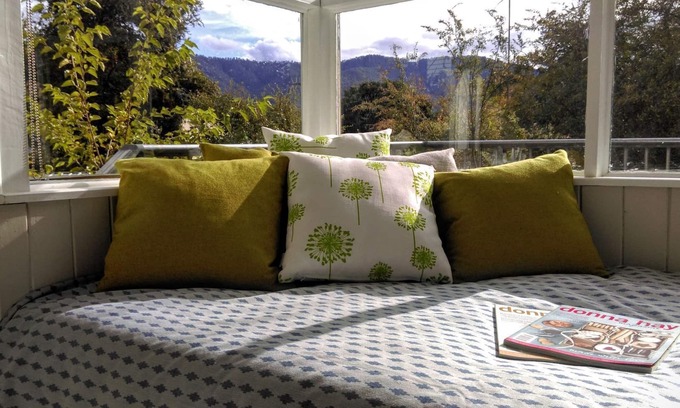 Mount Beauty Cottage | Rest Easy with Spa Access and Lake Views - Guest Rated 9.8