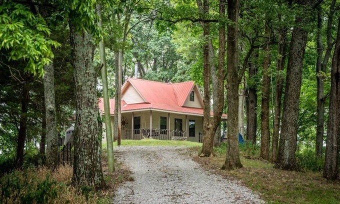 Dixon Springs Cabin | Rest and Recharge: Pet-Friendly Comfort Awaits You