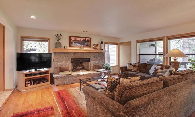 Sunriver House | Discover zRidge Condo 33 with Private Pool & Hot Tub
